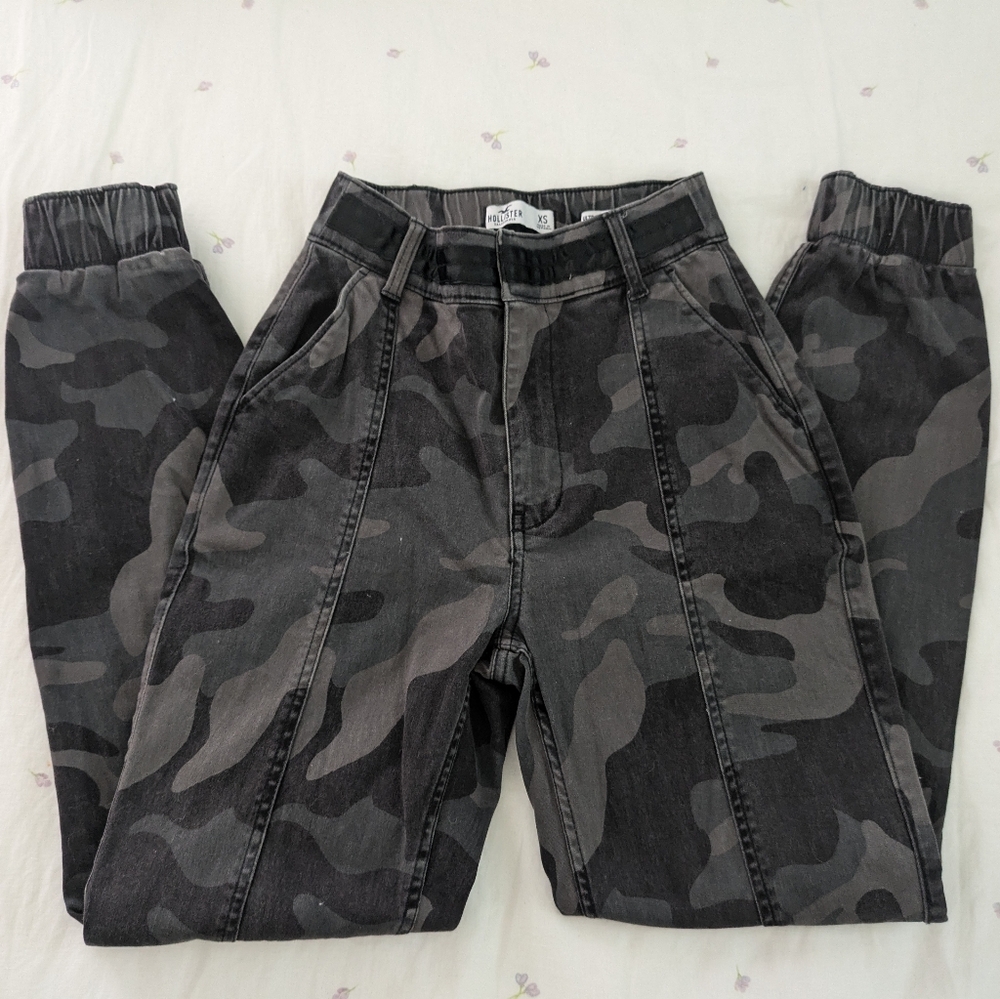 Hollister dark camo ultra high rise jogger stretch jeans